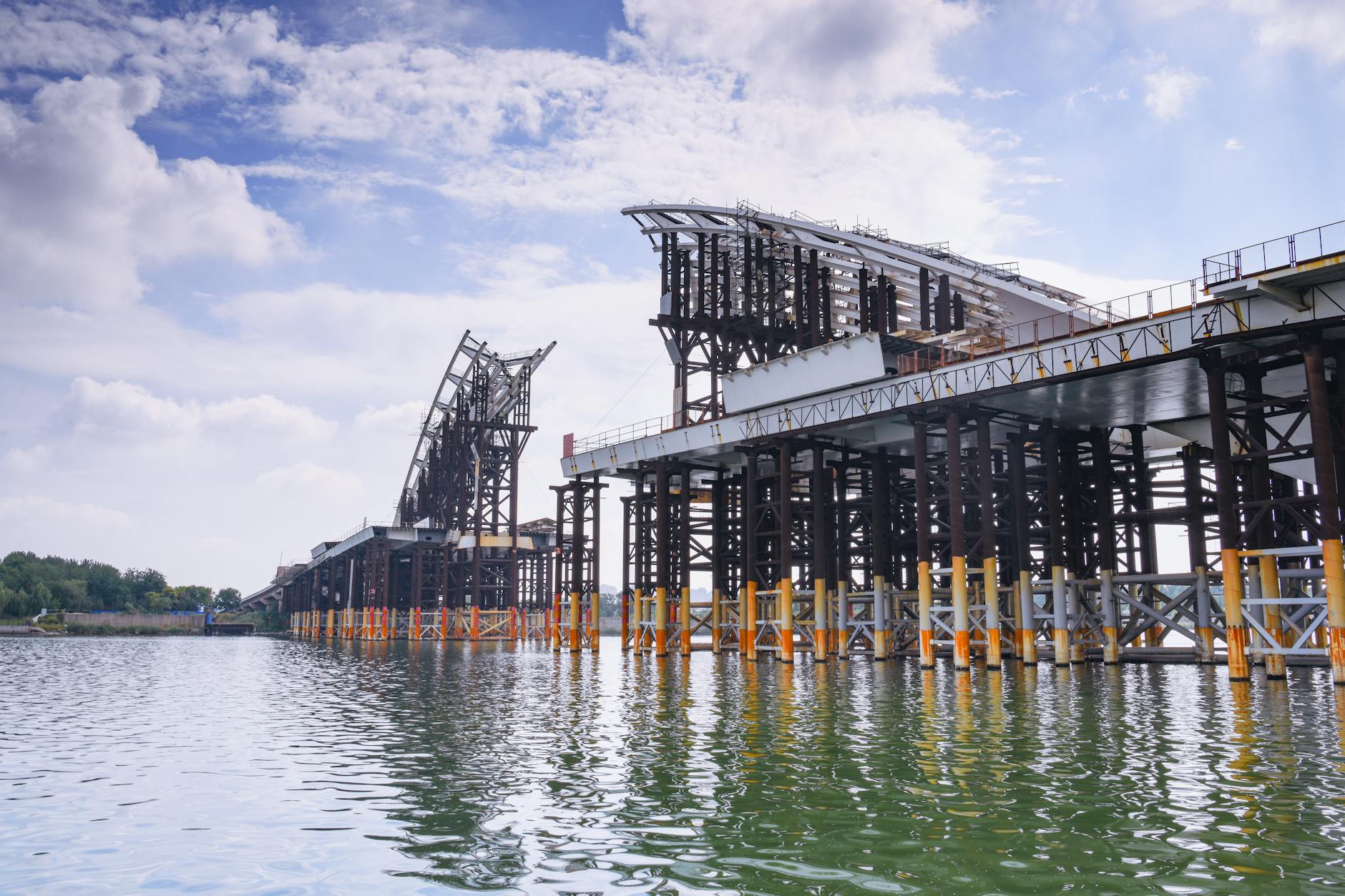 Aanvraag vergunning voor het plaatsen van twee bruggen (PR26011 t . h. v Achtermiddenweg 2B-2C en 3B, Aarlanderveen gmb-2026-220312