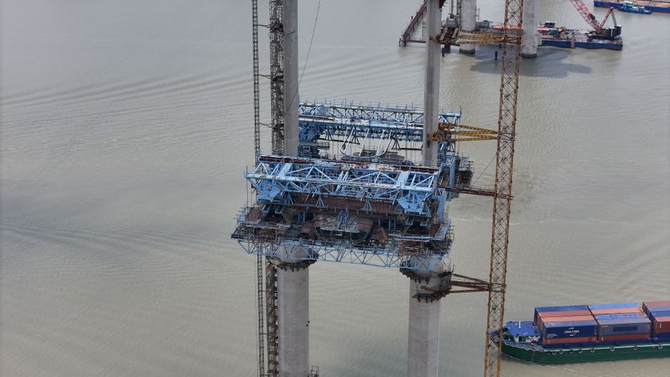 VIDEO | Nieuw brugdek in Algerabrug gehesen
