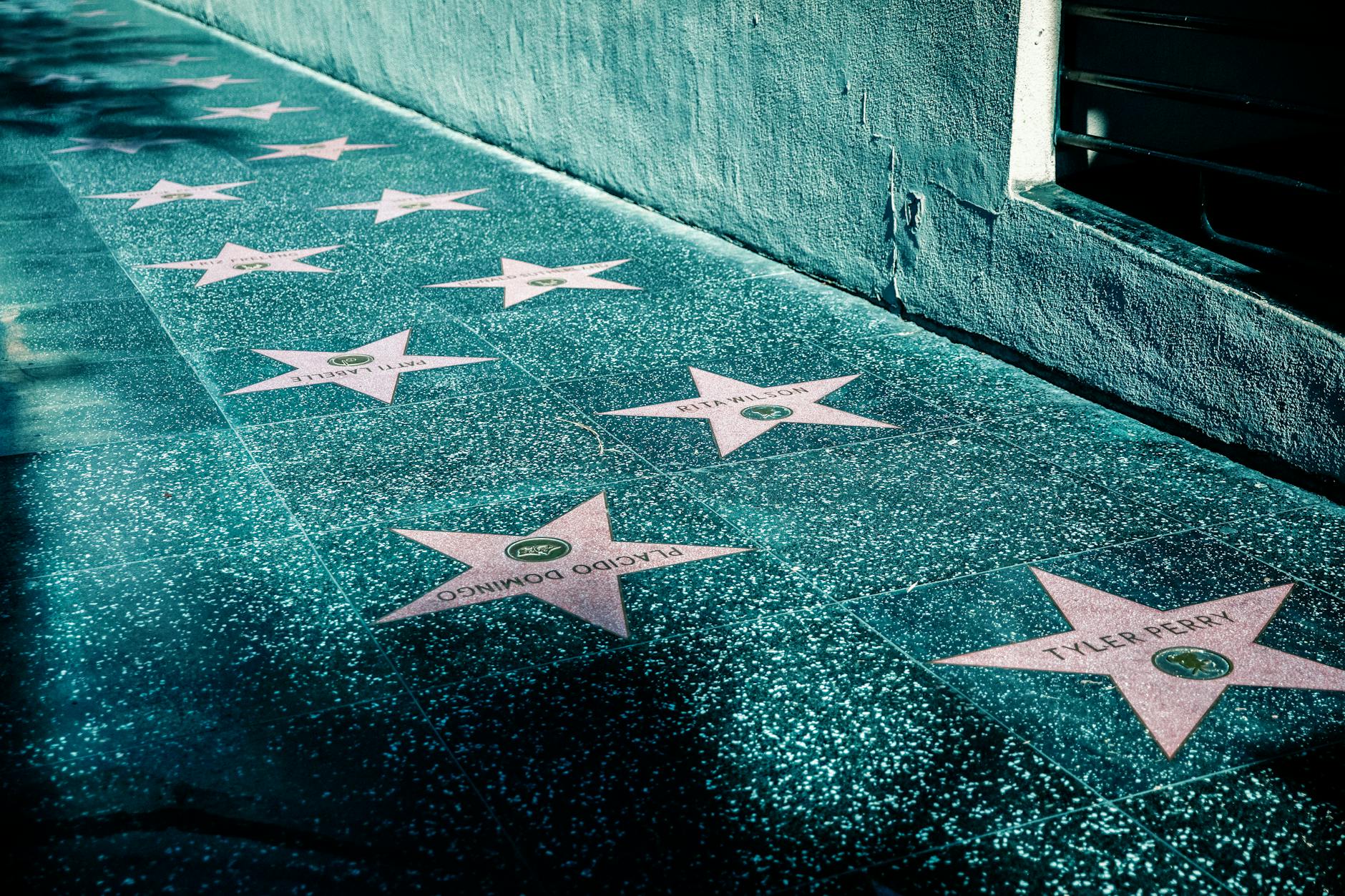 Stem op de Walk of Fame Almere tegel 2025 8 mei 2026De genomineerden voor de Tegel zijn: Almeerse Reddingsbrigade, MuzieKids Almere en museumwoning Hu