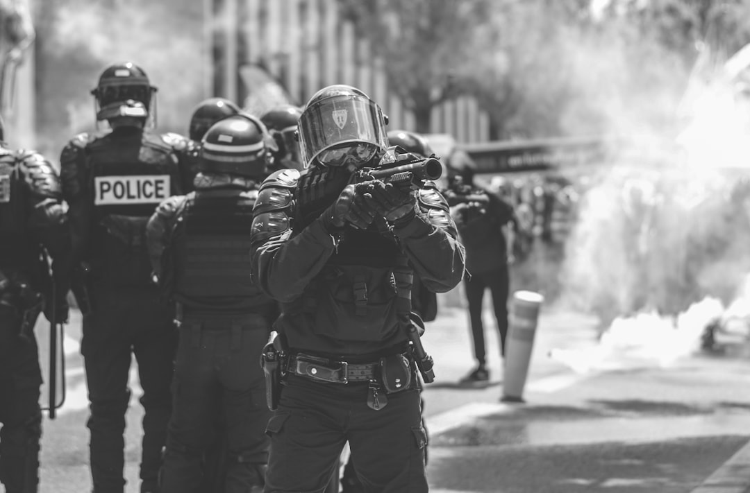 Slachtoffer mishandeld, bedreigd en bestolen bij gewelddadige straatroof