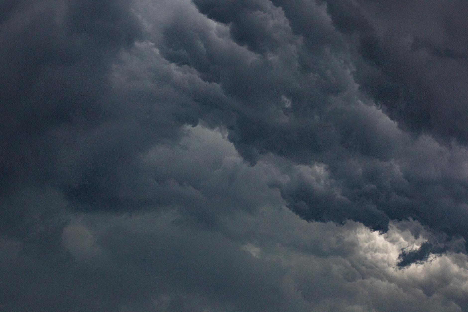 “Maandag veel bewolking en een bui, rond Hemelvaartsdag buiig weer”