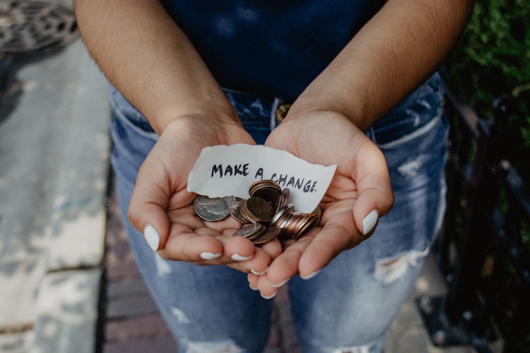 Praat mee: Vind jij dat je aan je volgers geld kunt vragen om uit de schulden te komen?