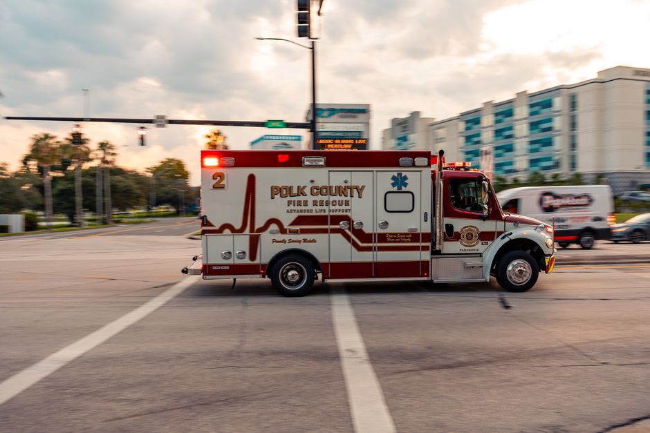 Ambulance botst tijdens spoedrit met auto op drukke kruising