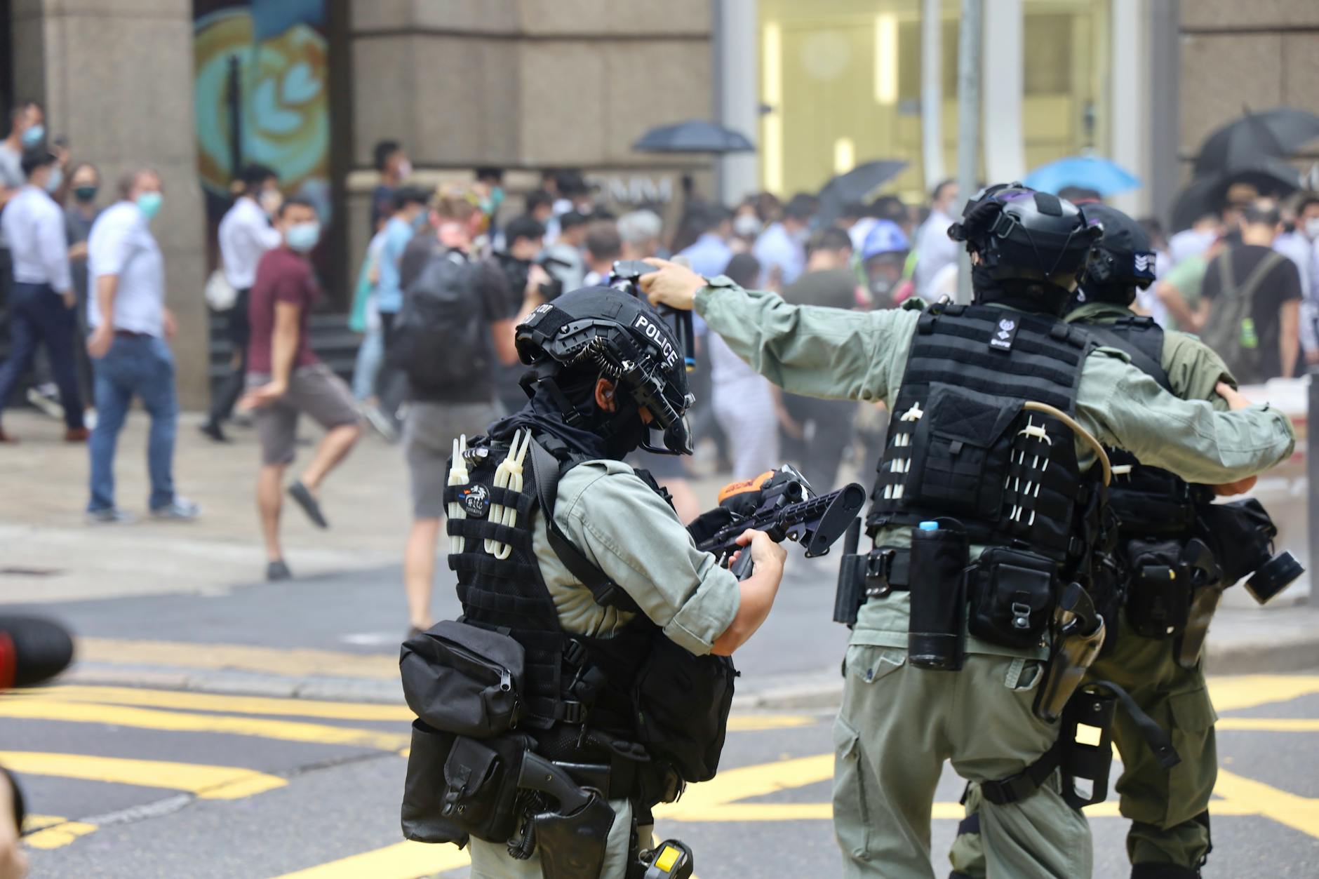 Onrustig bij azc-demonstraties, agenten houden groepen uit elkaar