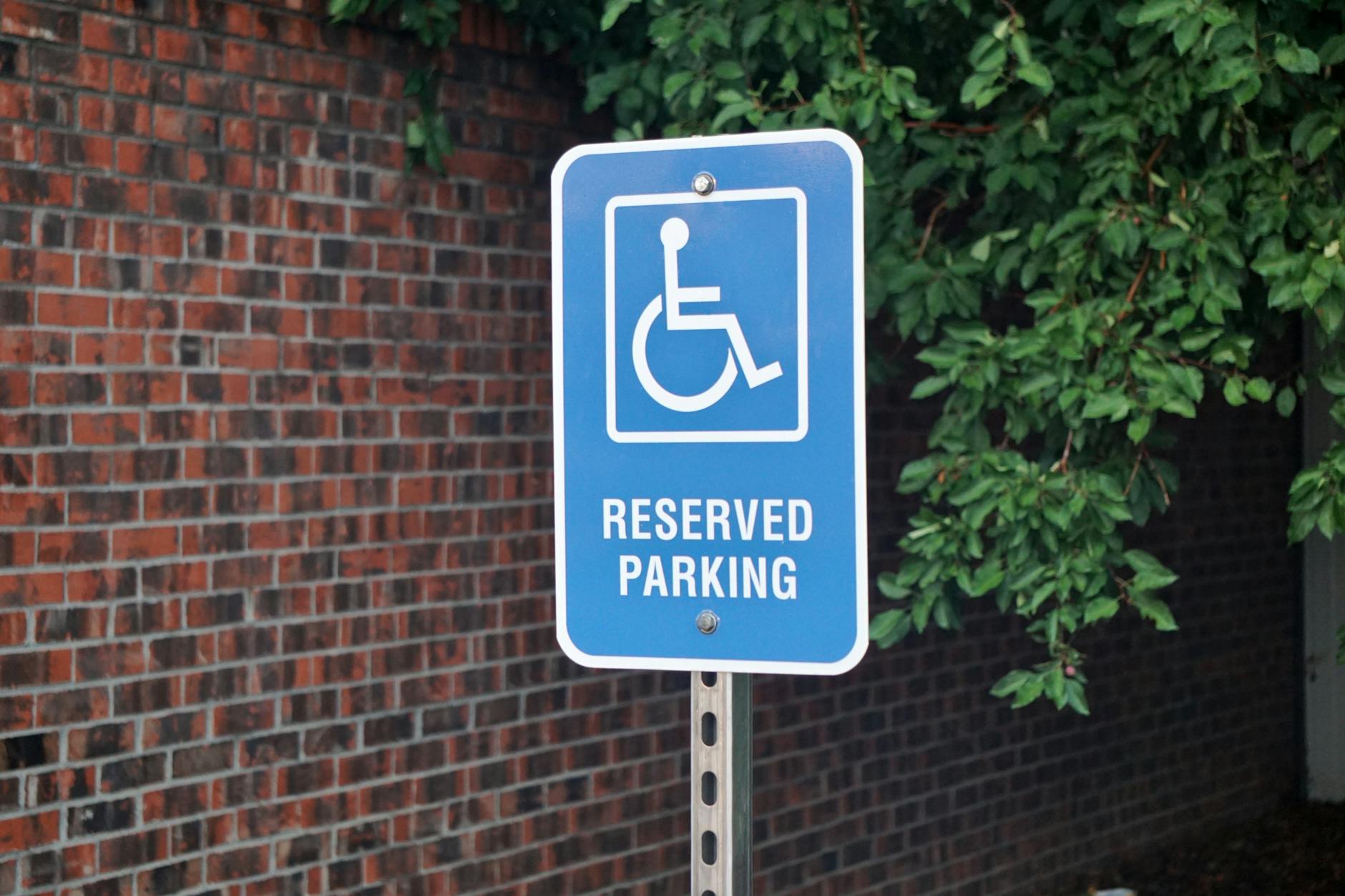 Individuele gehandicaptenparkeerplaats nabij het perceelnummer 25A, aan de Loggerstraat, te Den Haag. gmb-2026-224562
