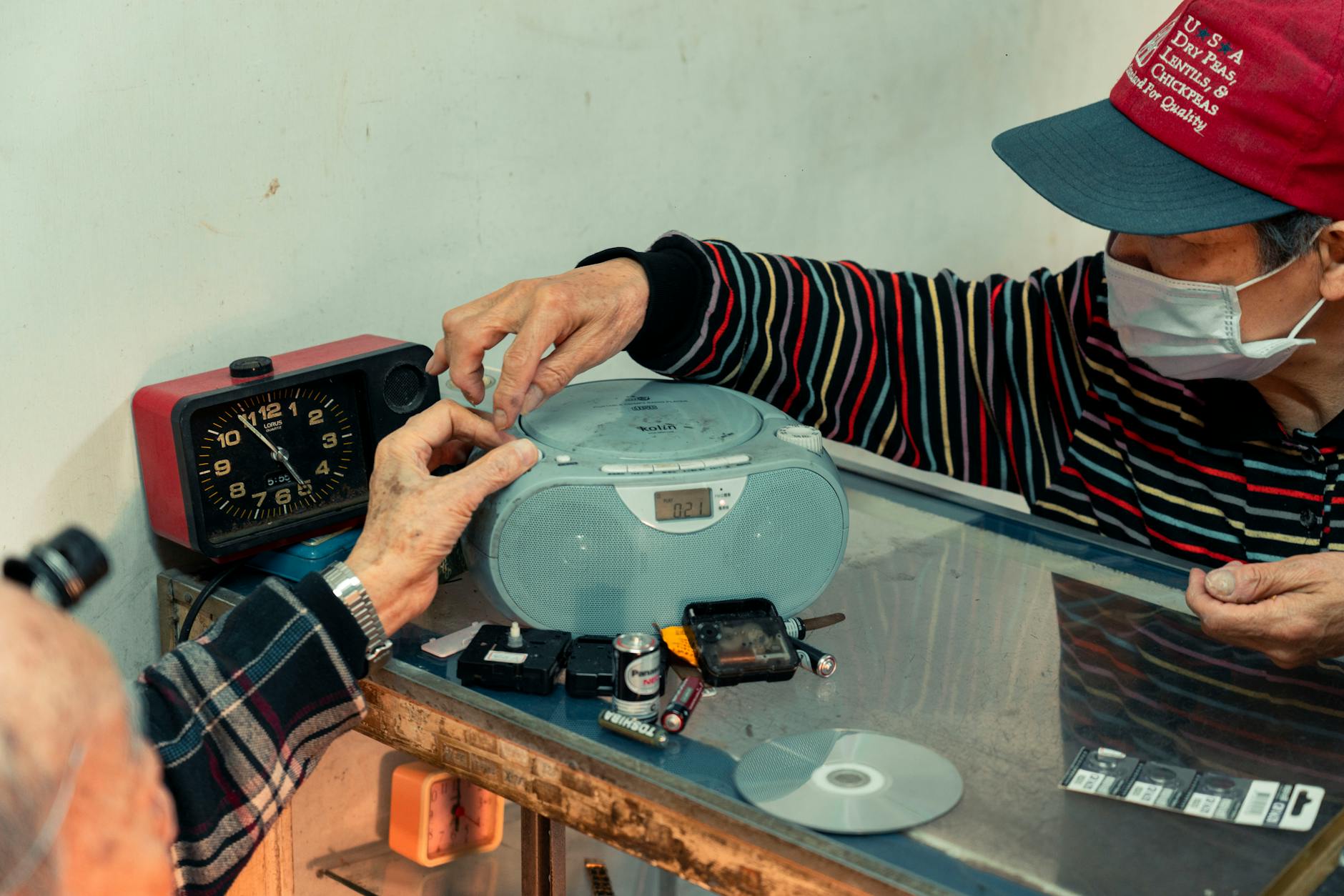 Burgemeester brengt bezoek aan Repaircafé Lansingerland
