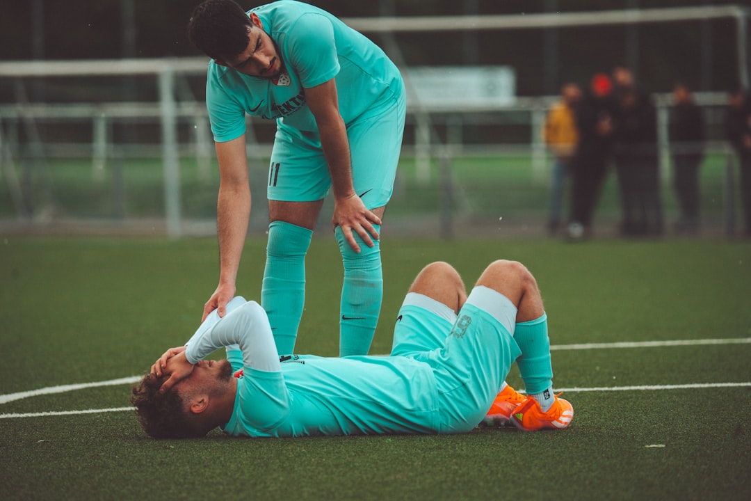 Absurd moment op voetbalveld wanneer medisch hulpvoertuig zelf voor extra blessure zorgt