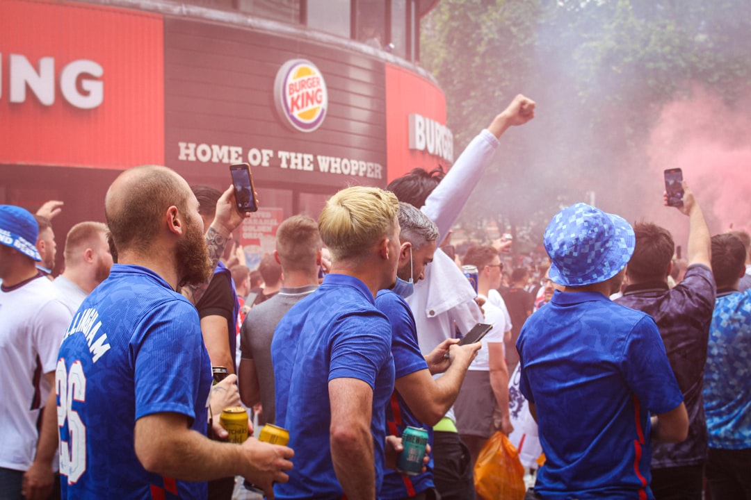 Uitzinnige fans wachten spelersbus Telstar op na bizarre ontknoping: prachtige beelden van feestvreugde duiken op