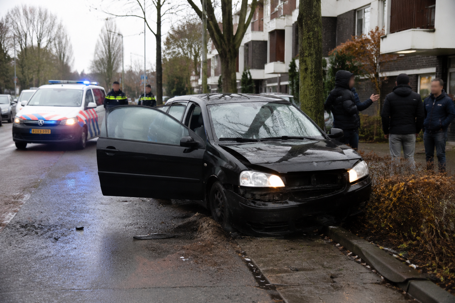 Rotterdammer wordt onder bedreiging uit huis meegenomen naar pinautomaat, maar ontsnapt na crash met auto