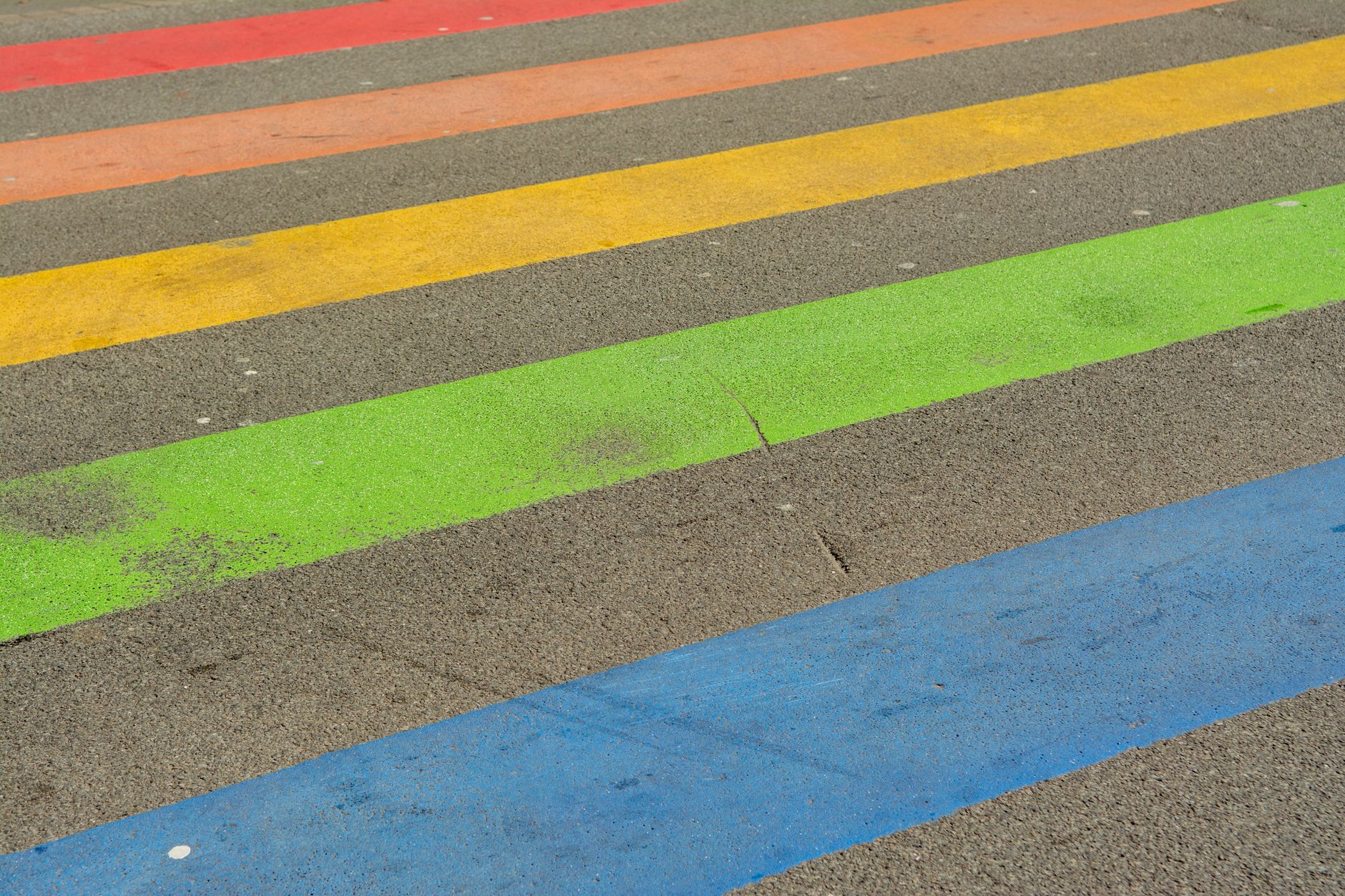 Gemeenteraad Terneuzen wijst motie tegen regenboogzebrapad Axel af - Omroep Zeeland