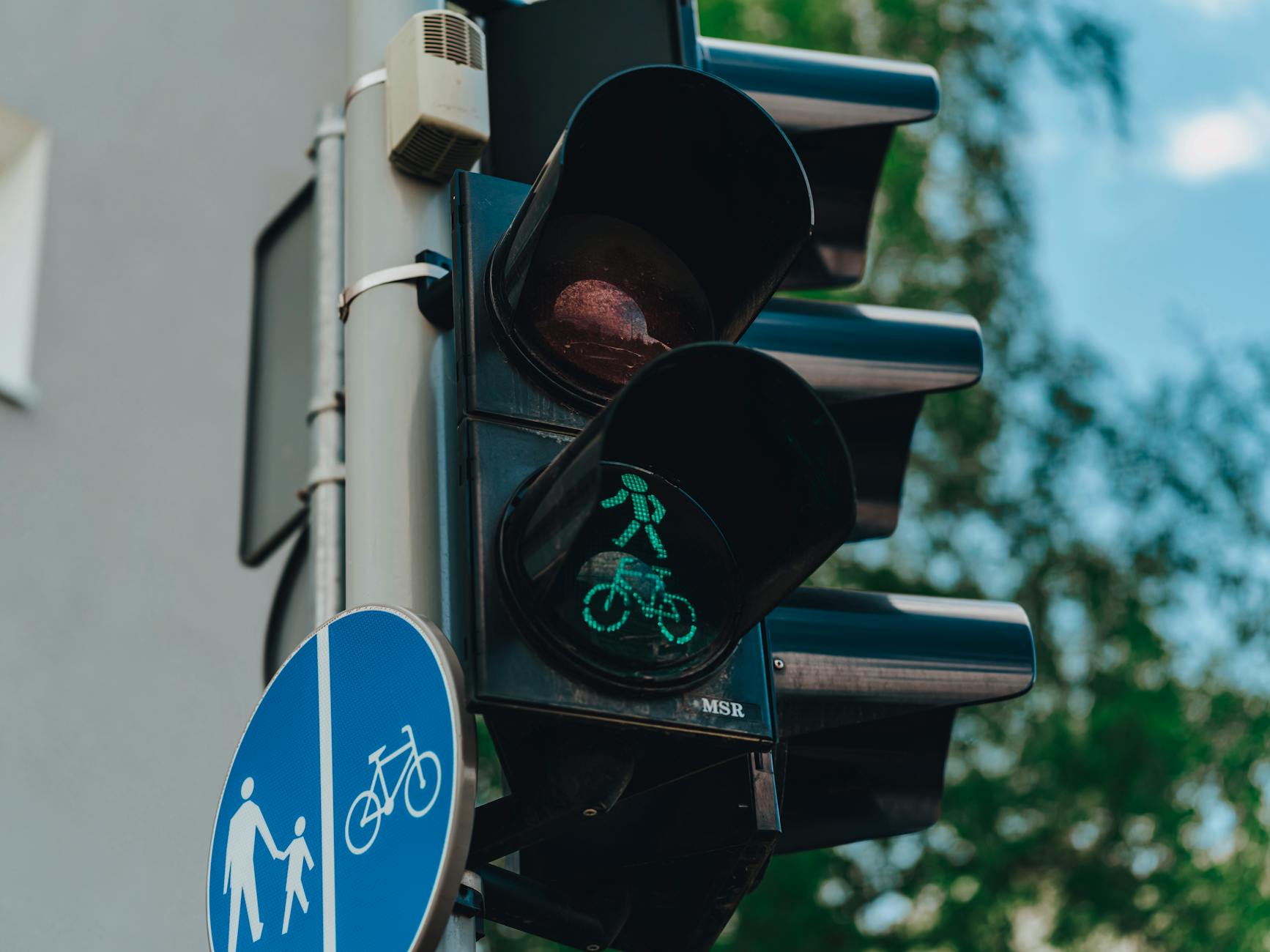 Herinrichting Weertersteenweg na anderhalf jaar afgerond: “Groen licht voor veilig schoolverkeer bij Mosa-RT”