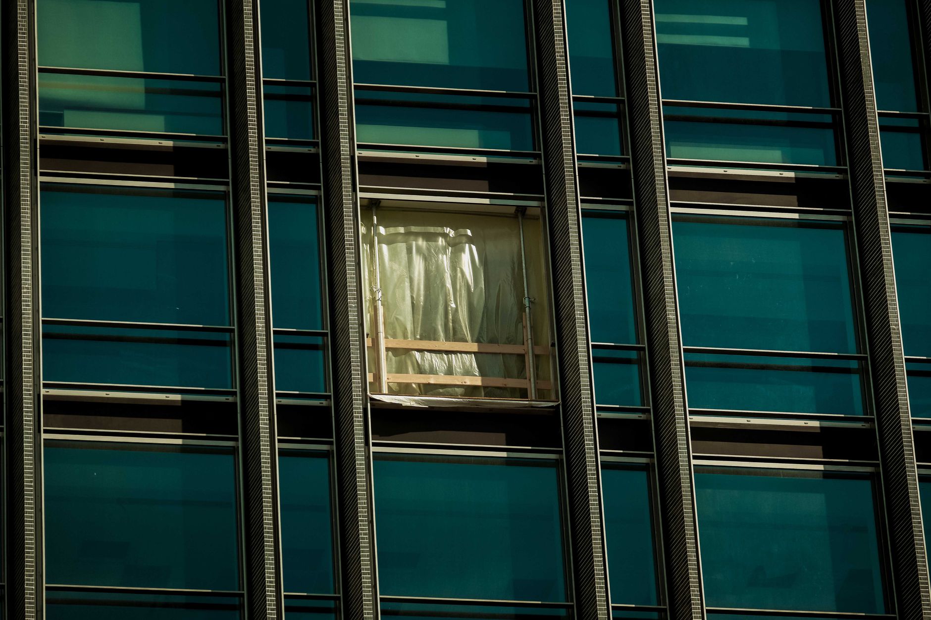 Raam begeeft het door hitte en valt uit gebouw in Hasselt - TV Limburg