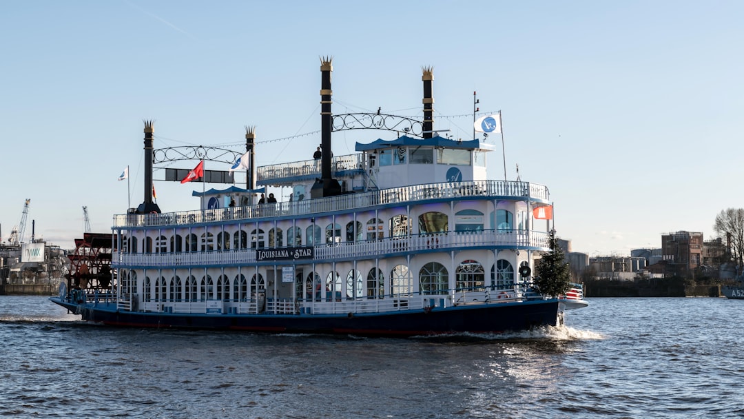 Een rondvaart op Pakjesboot 12, de officiële stoomboot van Sinterklaas