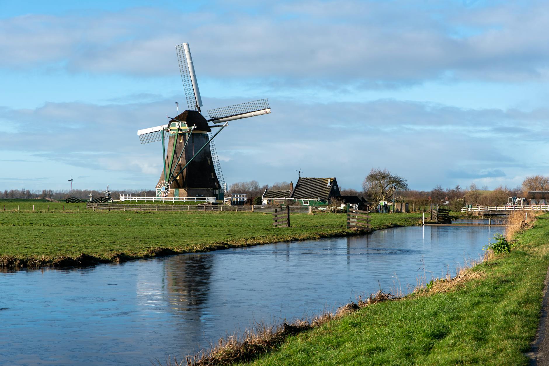Meisje (2) uit Kinderdijk zwaargewond na klap van molenwiek