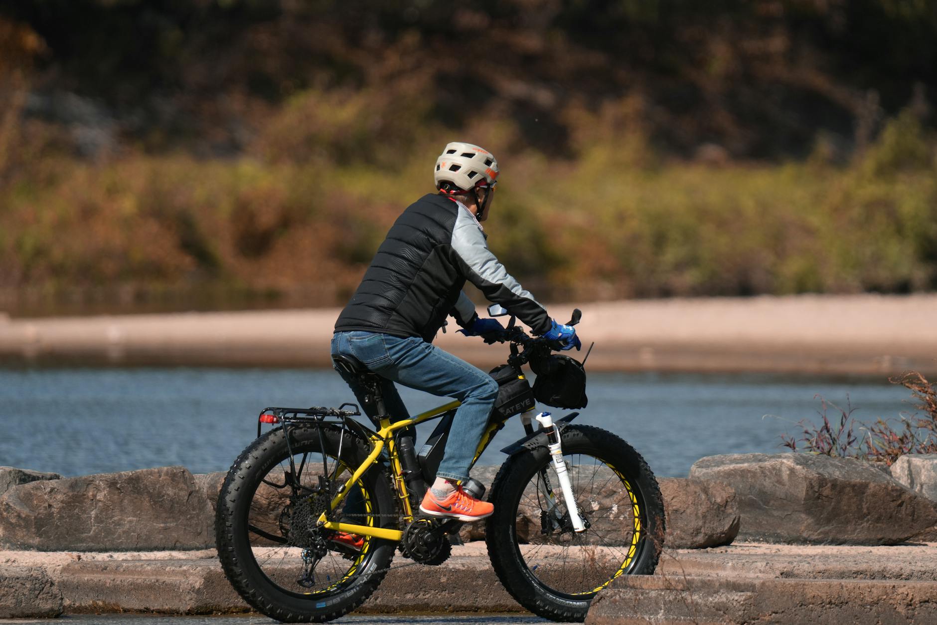 ‘De Koninginneweg is veel gevaarlijker’: fatbiker vindt het onterecht dat ze om moet rijden vanwege verbod in Vondelpark