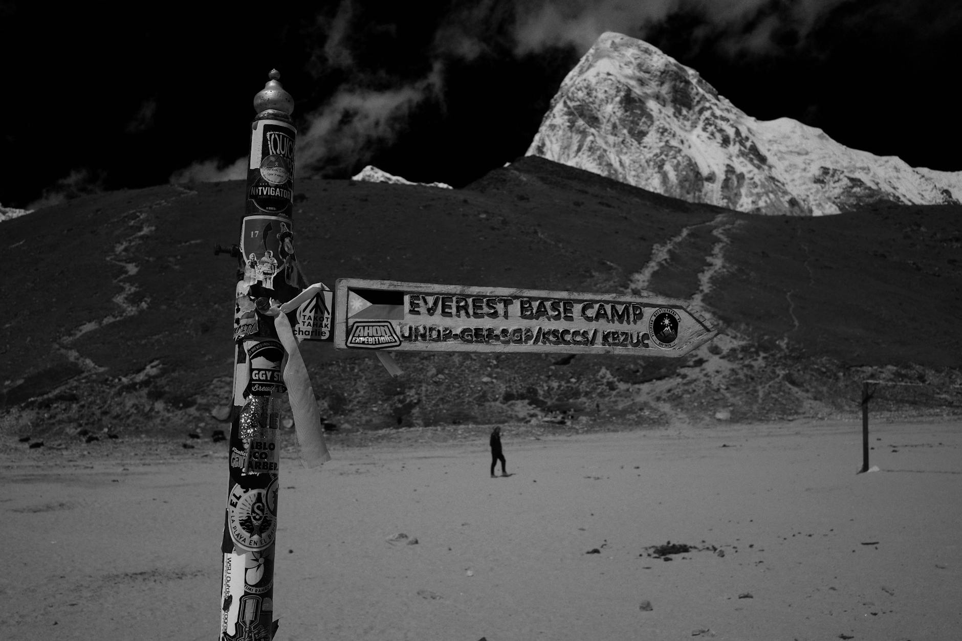 Dood gewaande Nepalese bergbeklimmer kruipt terug naar kamp Everest