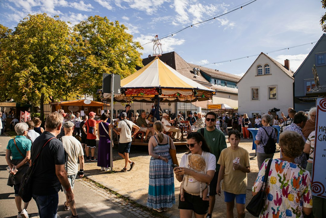 Autoloze Zondag zorgt voor dorpsfeest in Walem: “Met reuzen, zomerbar en grote rommelmarkt”