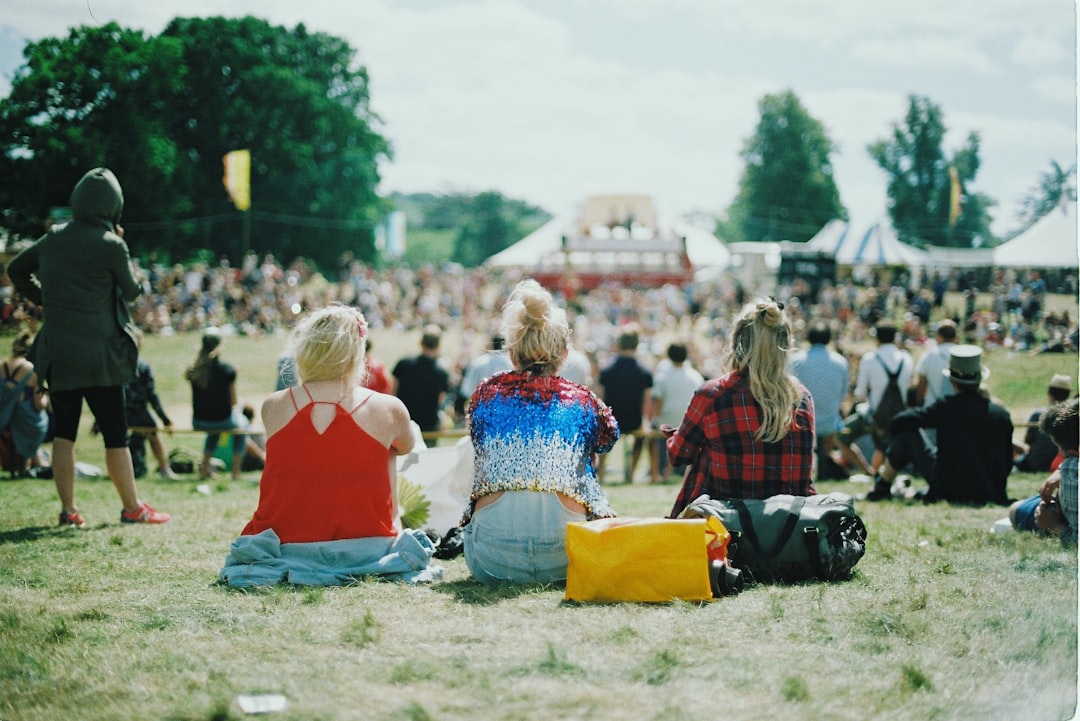 ‘Wij werken voor een paar biertjes’: waarom zestigers komen helpen bij het gratis festival van Wessel in Tilburg