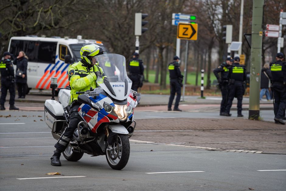 Duizenden sigaretten, snus en geldbedrag in beslag genomen bij Poolse supermarkt Dordtselaan