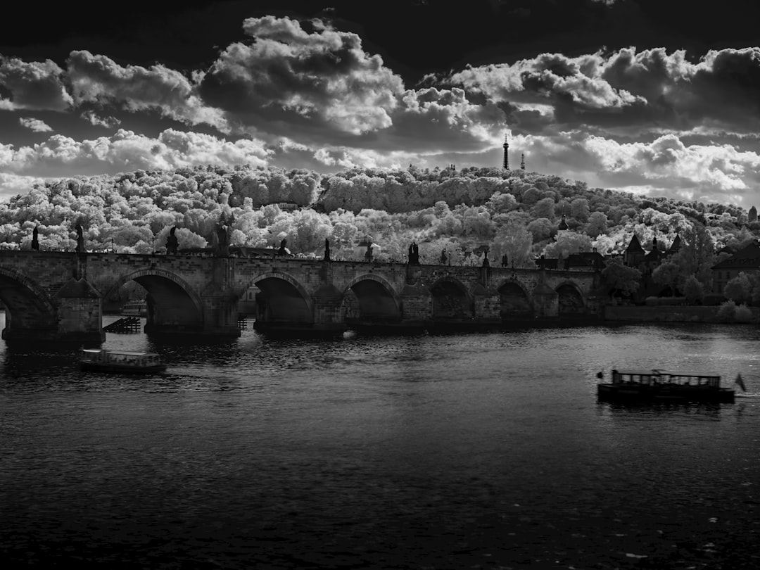 De Maas, de Willemsbrug, de wolken