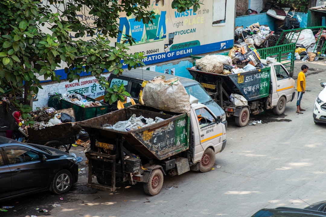 Van kleding tot kasten: grote berg afval blijft achter na Koningsdag in Rotterdam