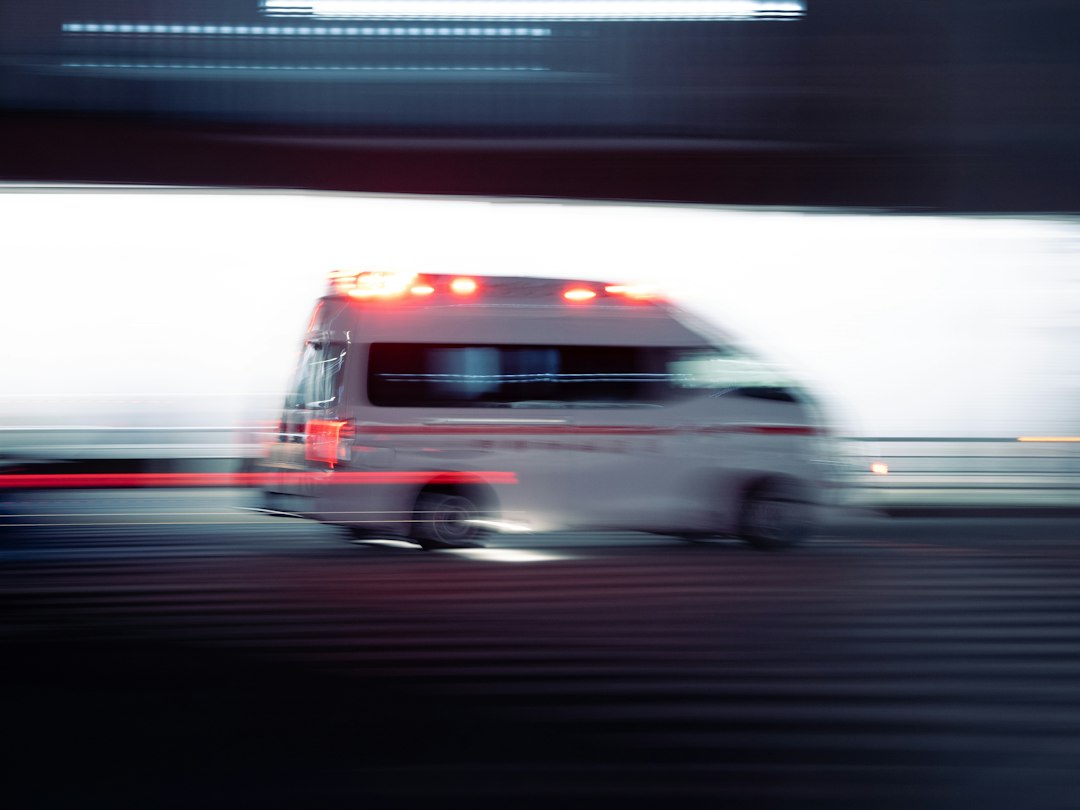 Ambulance met spoed klapt achterop auto: één gewonde, automobilist aangehouden