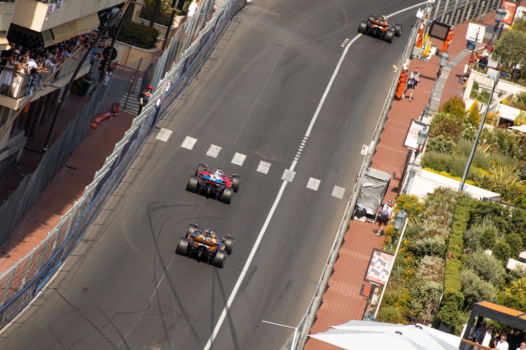 Max Verstappen doet goed mee in Monaco, Lewis Hamilton rijdt snelste tijd in tweede vrije training