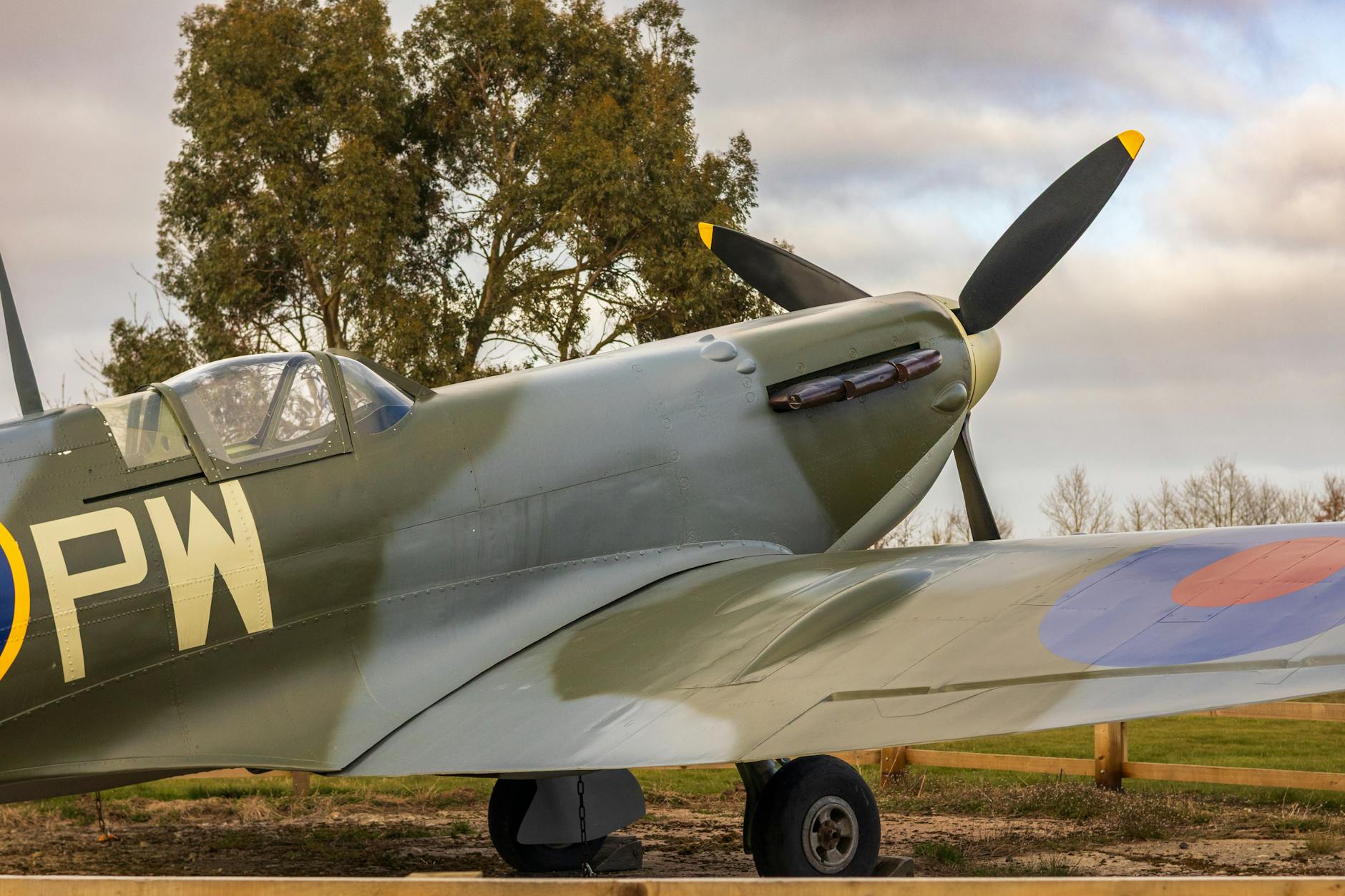 Opening expositie Engelse piloot in Oud-Alblas: eregroet Spitfire tijdens herdenking op 4 mei