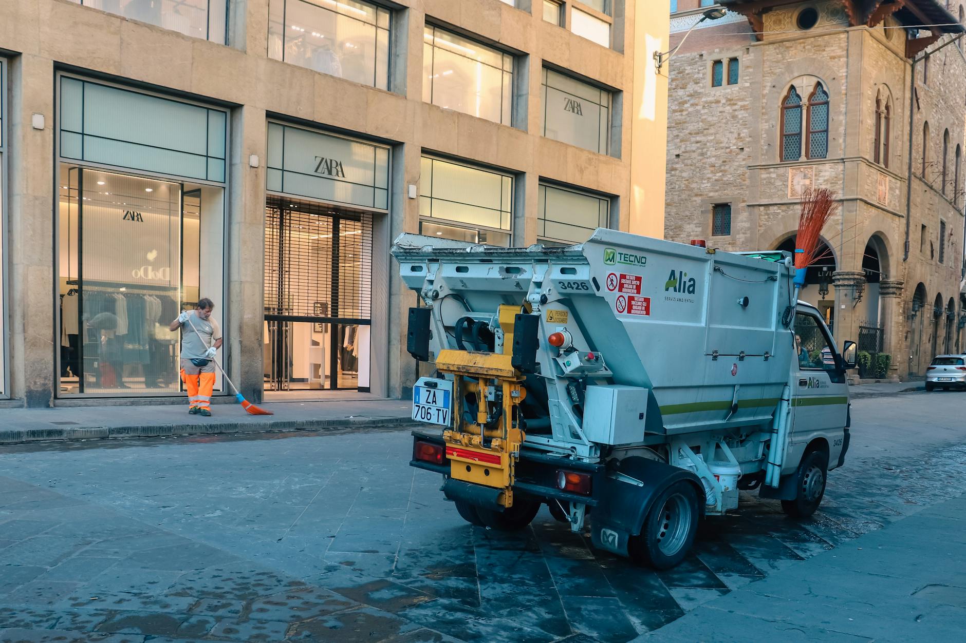 Leuven bedankt afvalophalers en straatvegers: “Elke lader verzet dagelijks 4 ton” - HLN