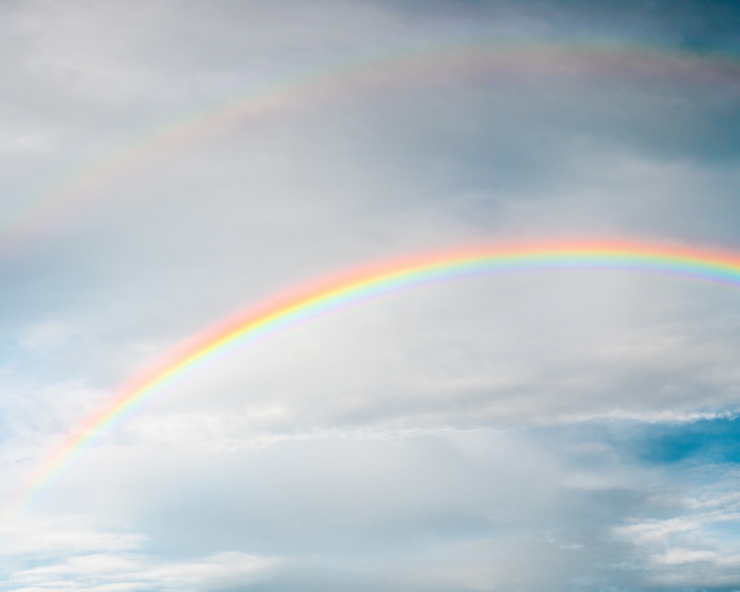 Regenboog boven Ridderkerk zorgt zondagavond voor kleurrijk tafereel