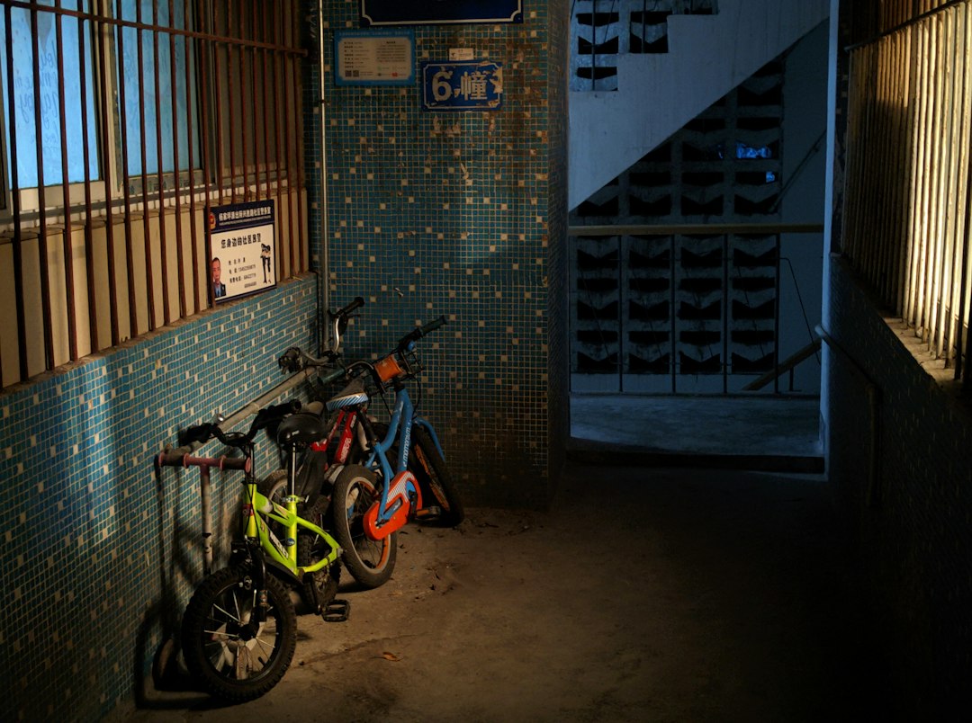 Duo dringt appartementencomplex in Helmond binnen en steelt twee elektrische fietsen