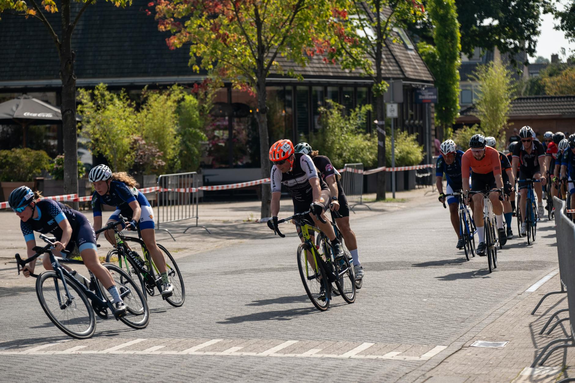 Jongeren hinderen Giro-renners op rotonde: 'Wees niet zoals deze man'