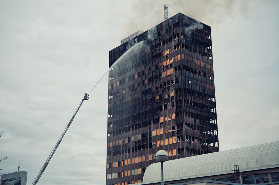 Goeienavond Rotterdam! 🌆 Gemeentehuis Ridderkerk getroffen door brand en lekkage, en Zwaluwen viert derde zege op rij.
