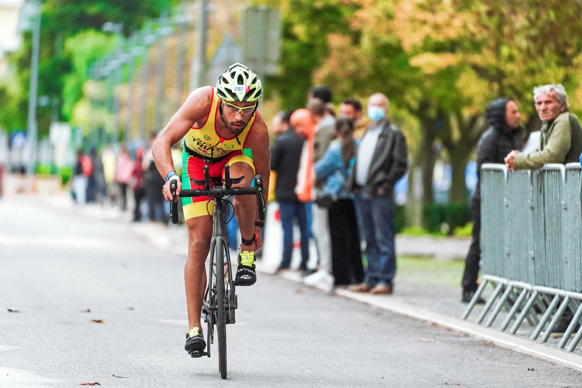 Video | Toeschouwer hindert bewust renners tijdens Giro-etappe