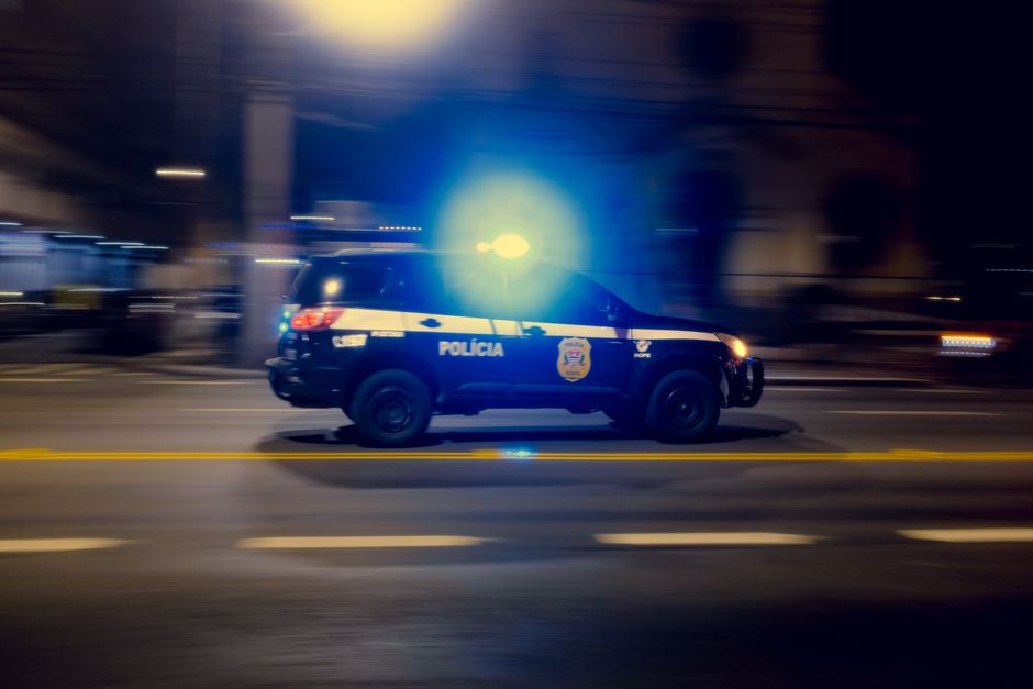 Achtervolging eindigt met tik van politieauto: vrouw naar ziekenhuis
