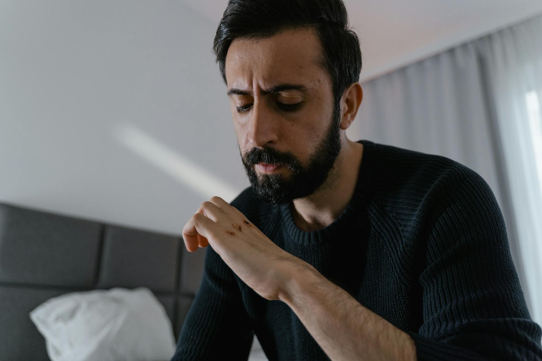 Hij denkt af te spreken met een leuke vrouw, maar in de Deventer woning wachten zes mannen hem op