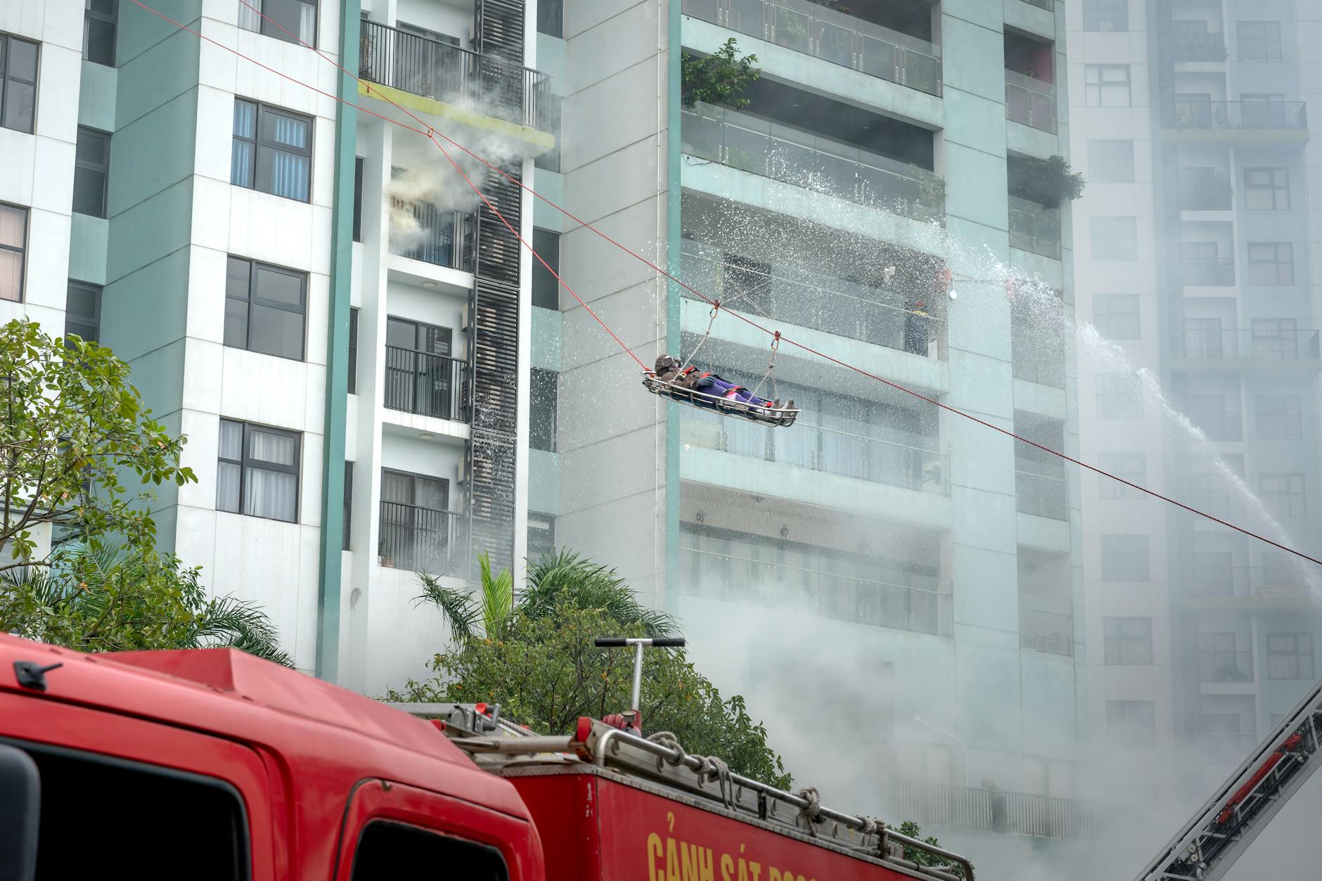 Mensen van balkon gered en gewonde naar ziekenhuis: brand in flat blijkt aangestoken