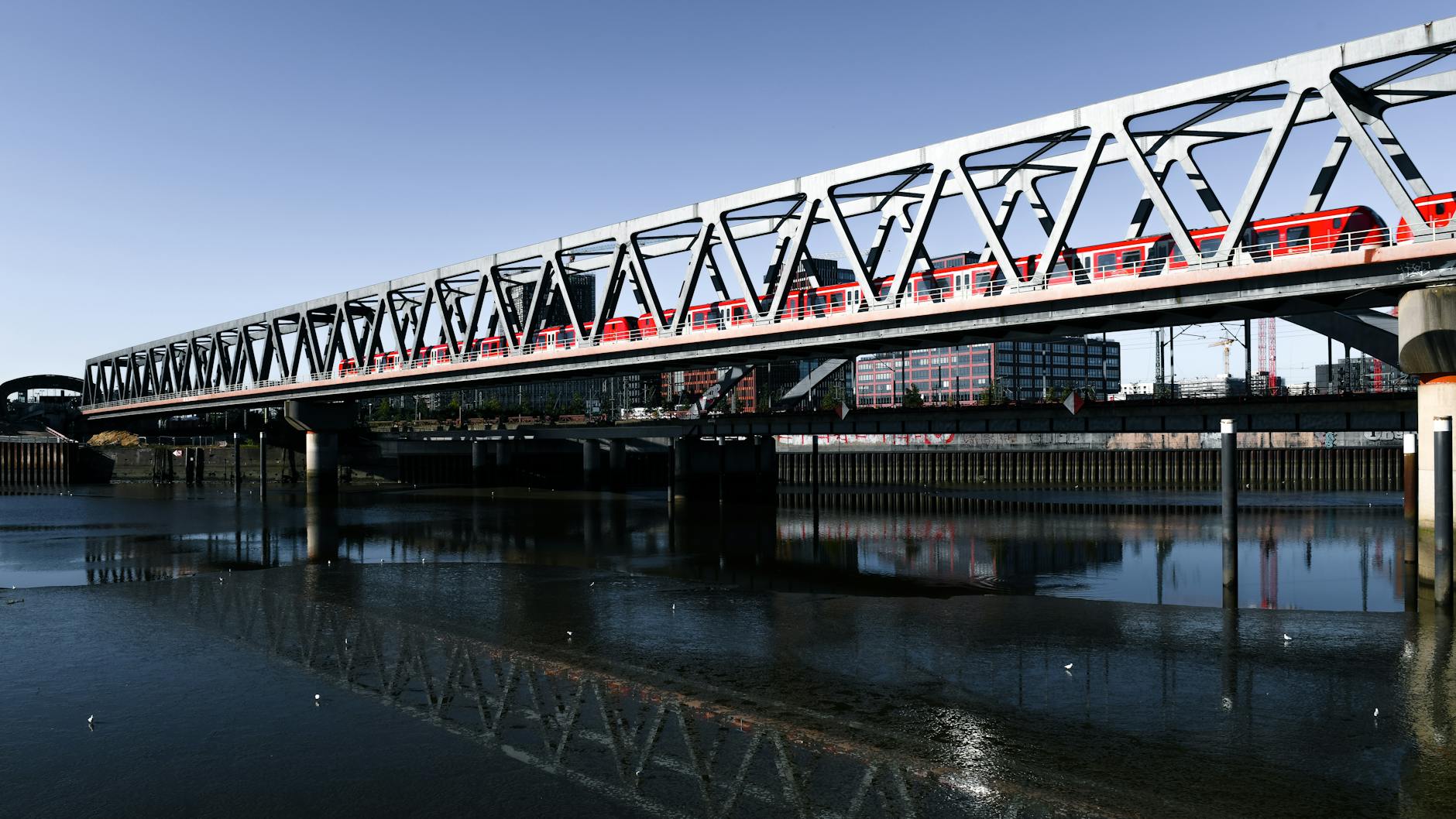 Over het water, onder het spoor