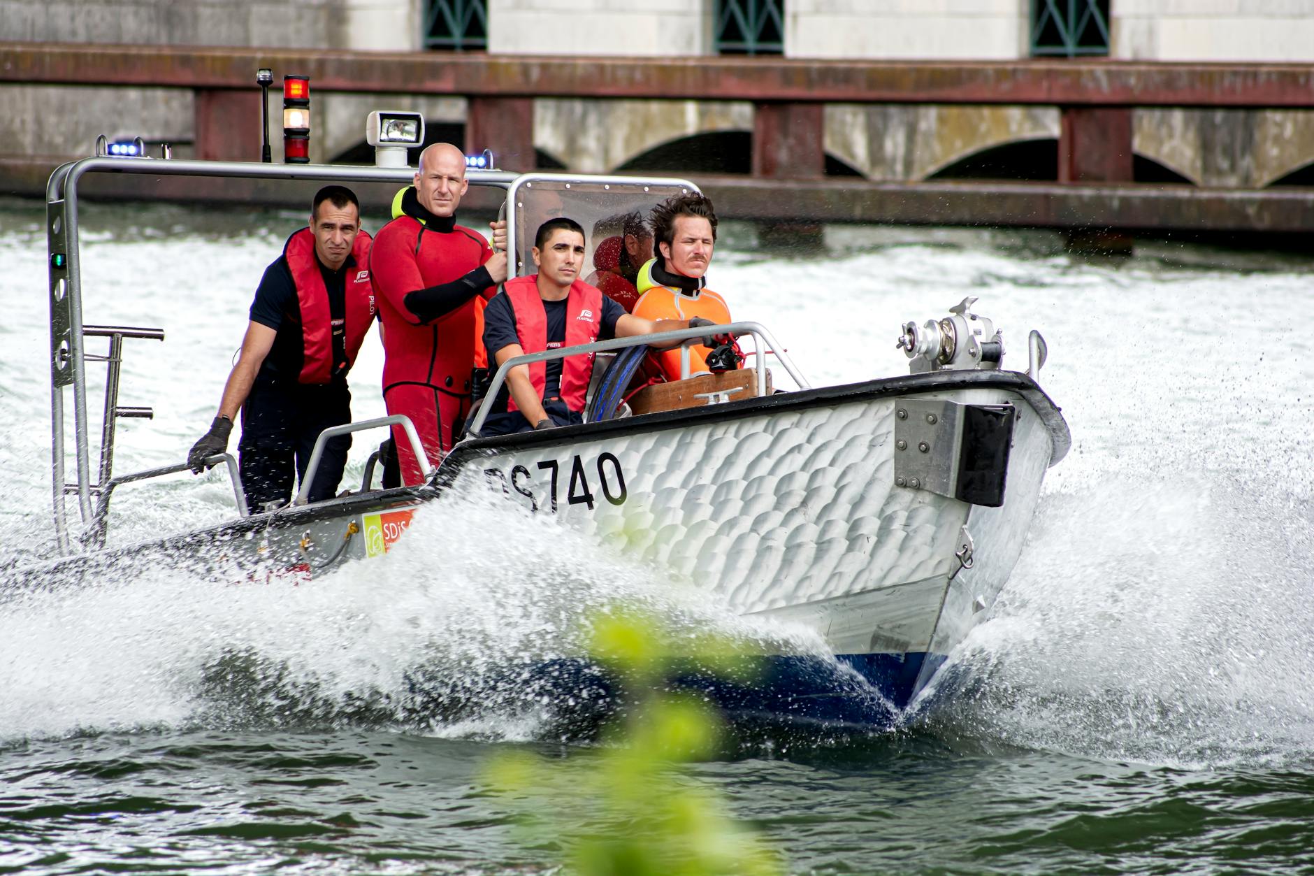 Man rijdt met driewieler het water in en raakt gewond
