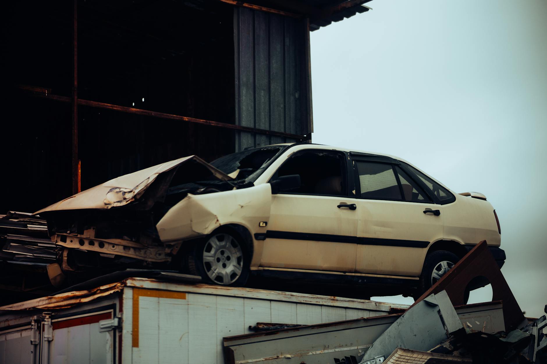 Video | Autocrash laat ravage na aan gevel supermarkt in Wateringen