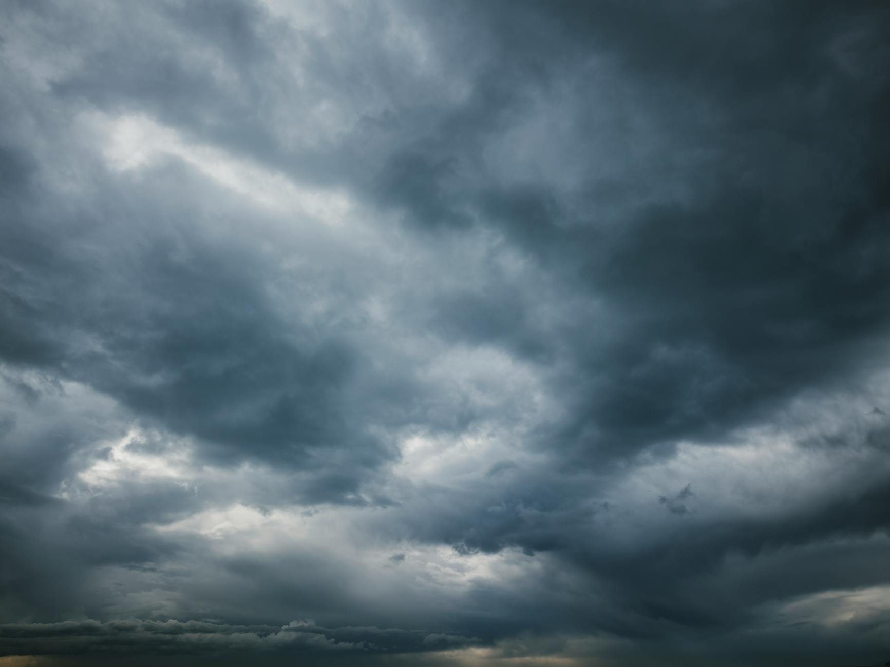 Zwaar bewolkt met weinig ruimte voor opklaringen in Hengelo in de nacht