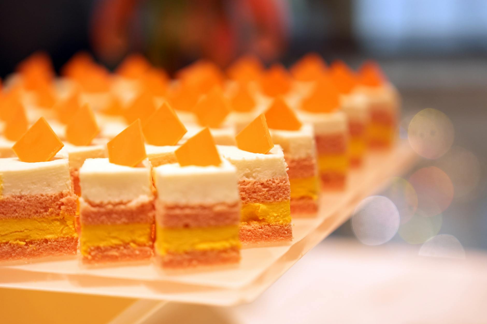 Oranje tompouce op grote hoogte...