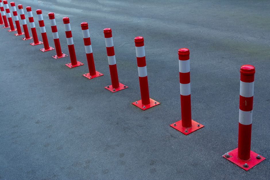 Auto vliegt uit de bocht en verliest voorwiel na botsing
