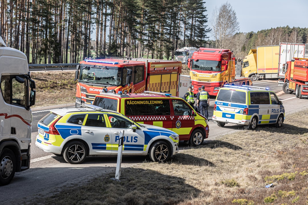 Politieauto slaat over de kop en belandt op zijkant na aanrijding
