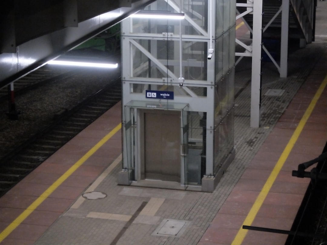 Treinreiziger negeert afzetlint en komt vast te zitten in defecte lift Hoofdstation