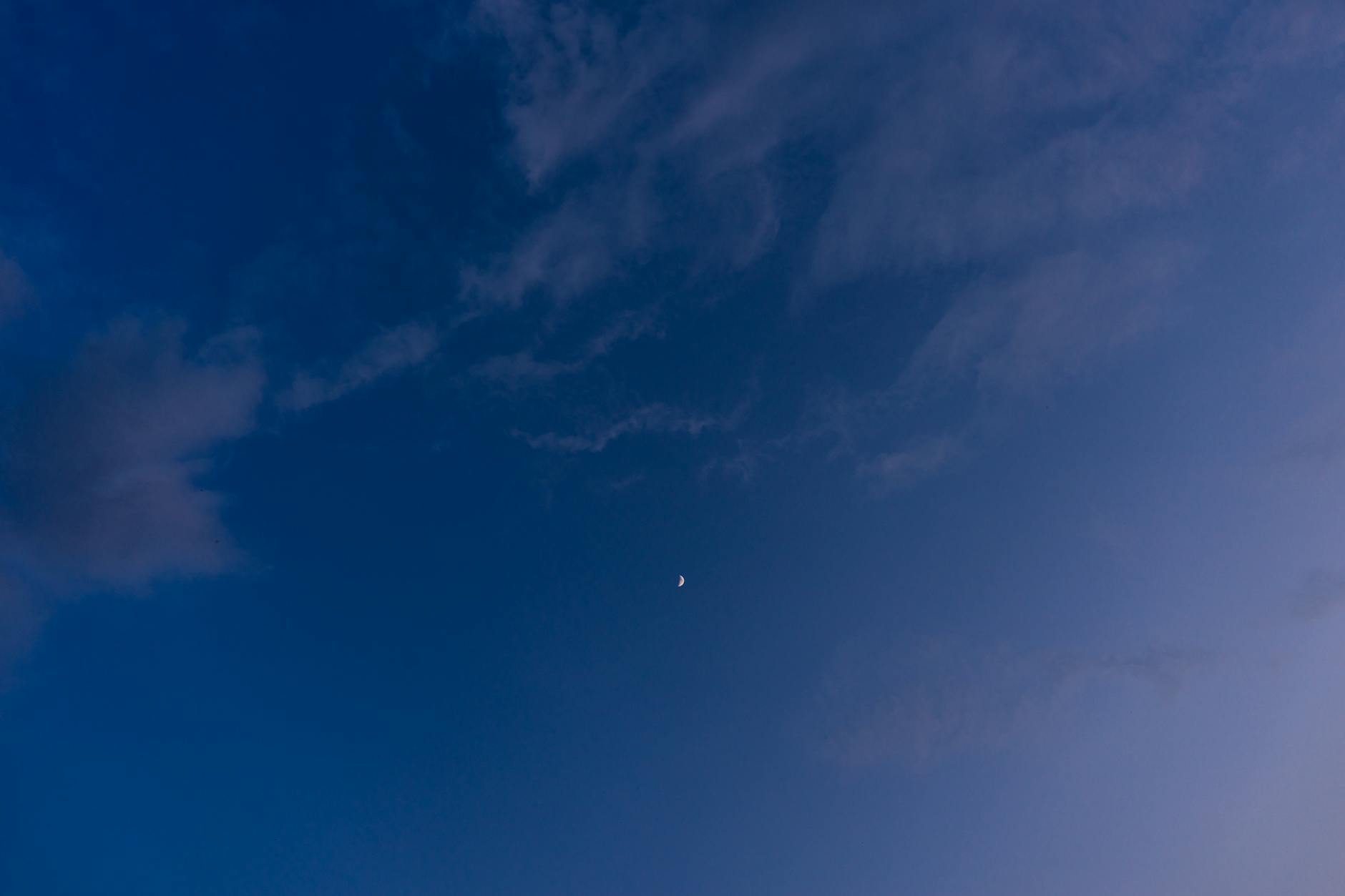 Veel ruimte voor opklaringen met een enkele wolk in Delft in de nacht