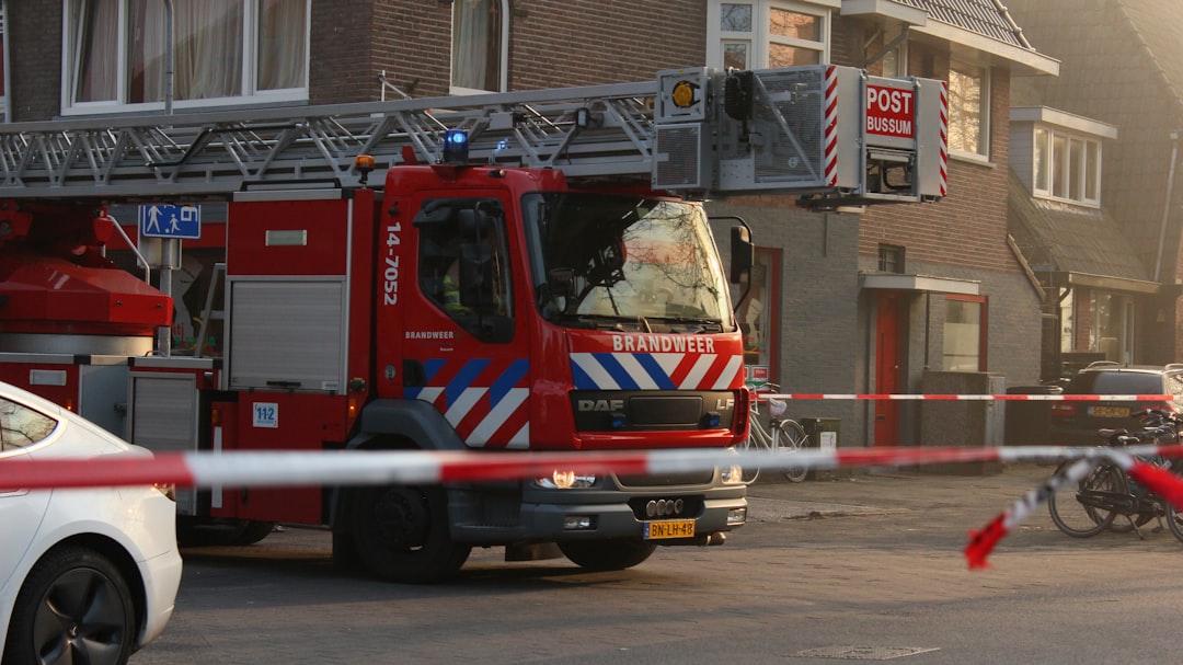 Brandweerlieden gewond na botsing met beweegbare verkeerspaal