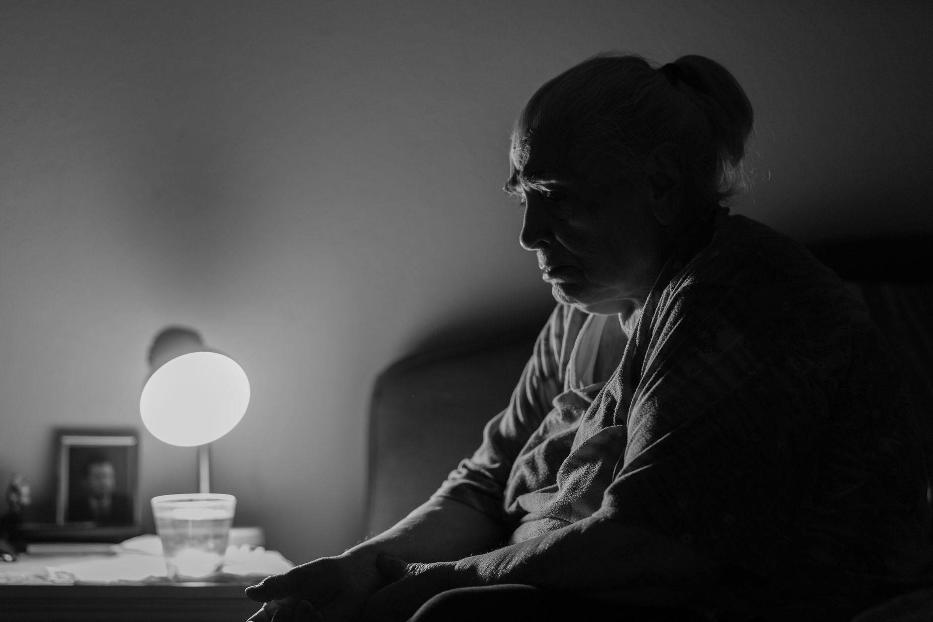 ‘Ik maak u dood’: vrouw (85) krijgt schrik van haar leven, overvallers trekken ringen van haar vingers