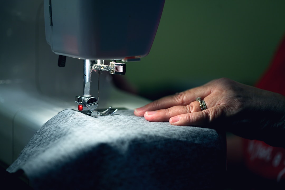 Kleermakers uit de bijstand maken bij Esther van oude kleding nieuwe outfits: 'Kledingindustrie is een klerenzooi'