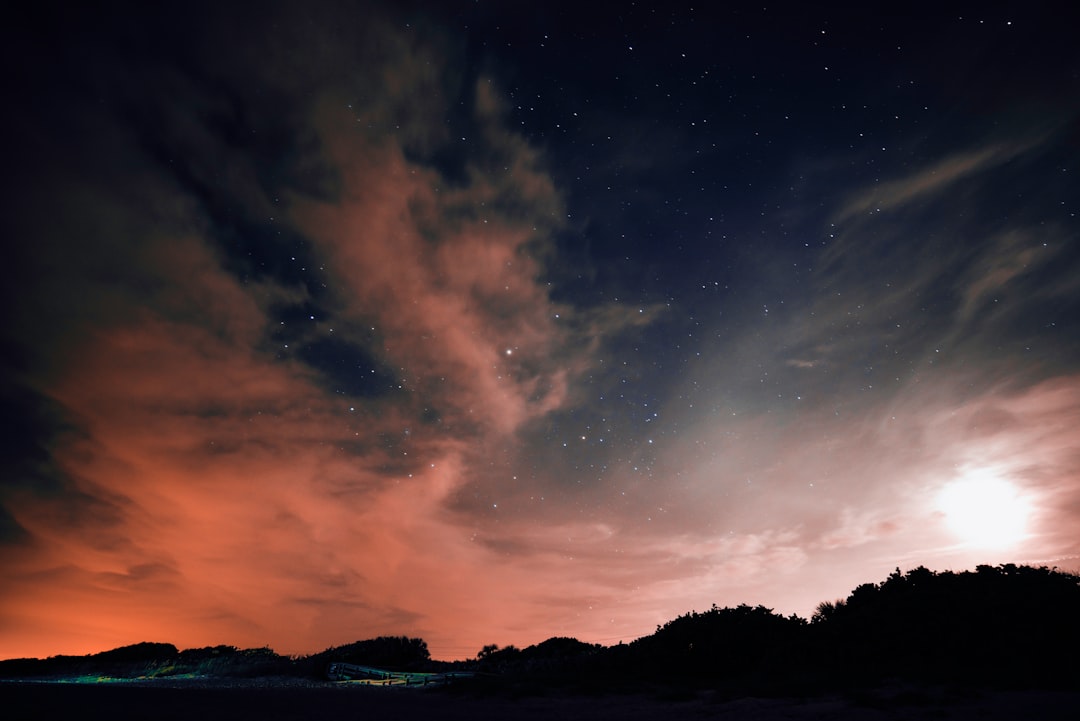 Veel ruimte voor opklaringen met een enkele wolk in Tilburg in de nacht